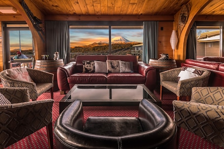 Bar lounge. Skotel Alpine Resort