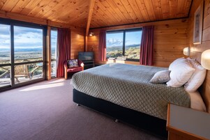 Quarto superior, 1 cama King, vista para a montanha | Wi-Fi de cortesia, roupa de cama