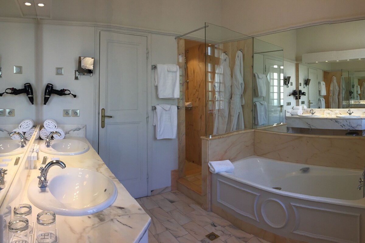 Bathroom | Free toiletries, hair dryer, bathrobes, bidet