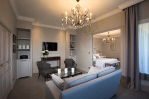 Suite, Terraza | 1 habitación, ropa de cama de alta calidad y minibar 