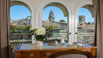 Suite, Terraza | 1 habitación, ropa de cama de alta calidad y minibar