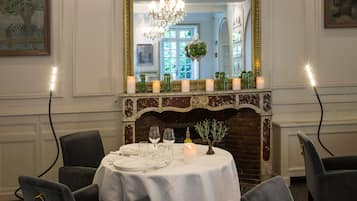 Serveert ontbijt, lunch, diner, uitzicht op de tuin