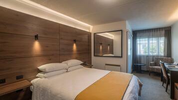 Hotel King | Minibar, desk, iron/ironing board, cots/infant beds