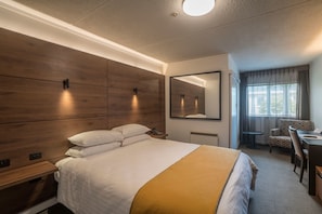 Quarto, 1 cama King | Frigobar, escrivaninha, ferros/tábuas de passar roupa