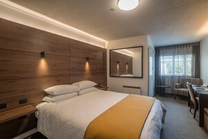 Hotel King | Minibar, desk, iron/ironing board, cribs/infant beds