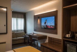 Minibar, escritorio y sistema de insonorización 