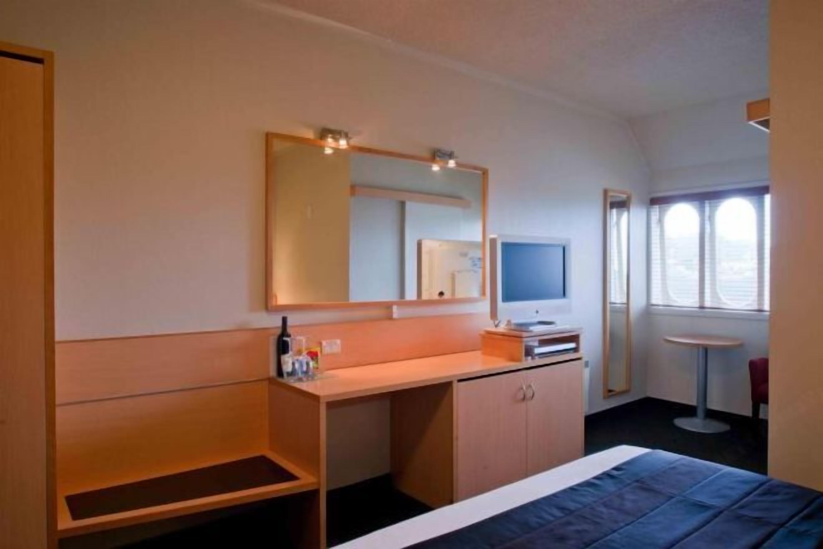 Minibar, escritorio, sistema de insonorización
