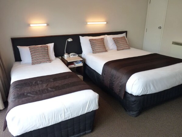 Chambre avec lits jumeaux, cuisine
