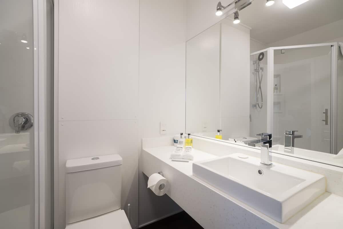 hotel king | bathroom | free toiletries, hair dryer, towels