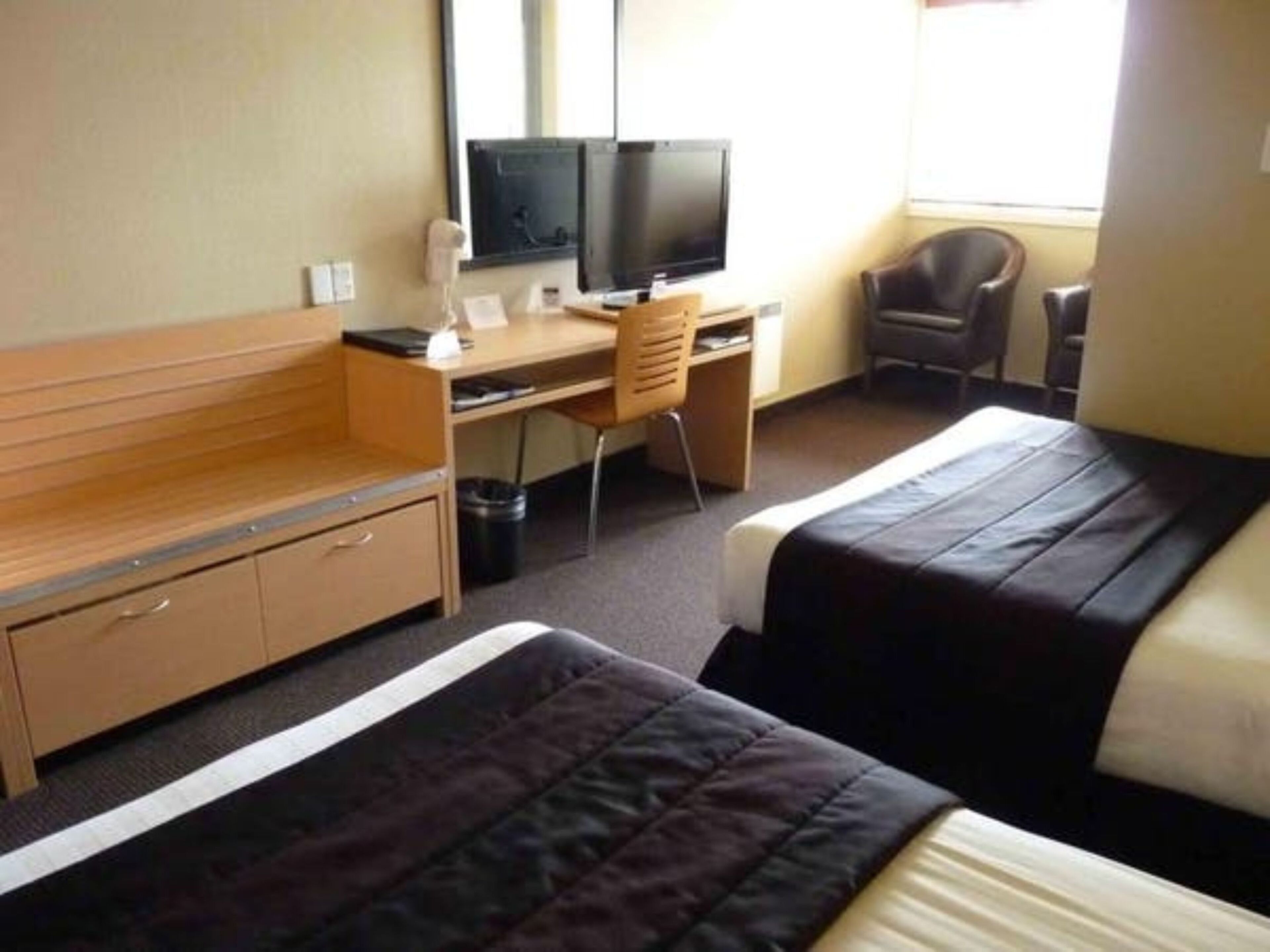 hotel twin | minibar, desk, iron/ironing board, cots/infant beds