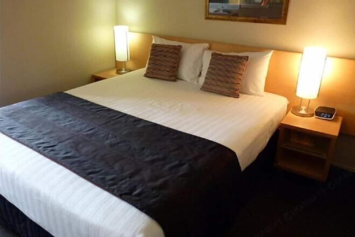 Minibar, desk, soundproofing, iron/ironing board