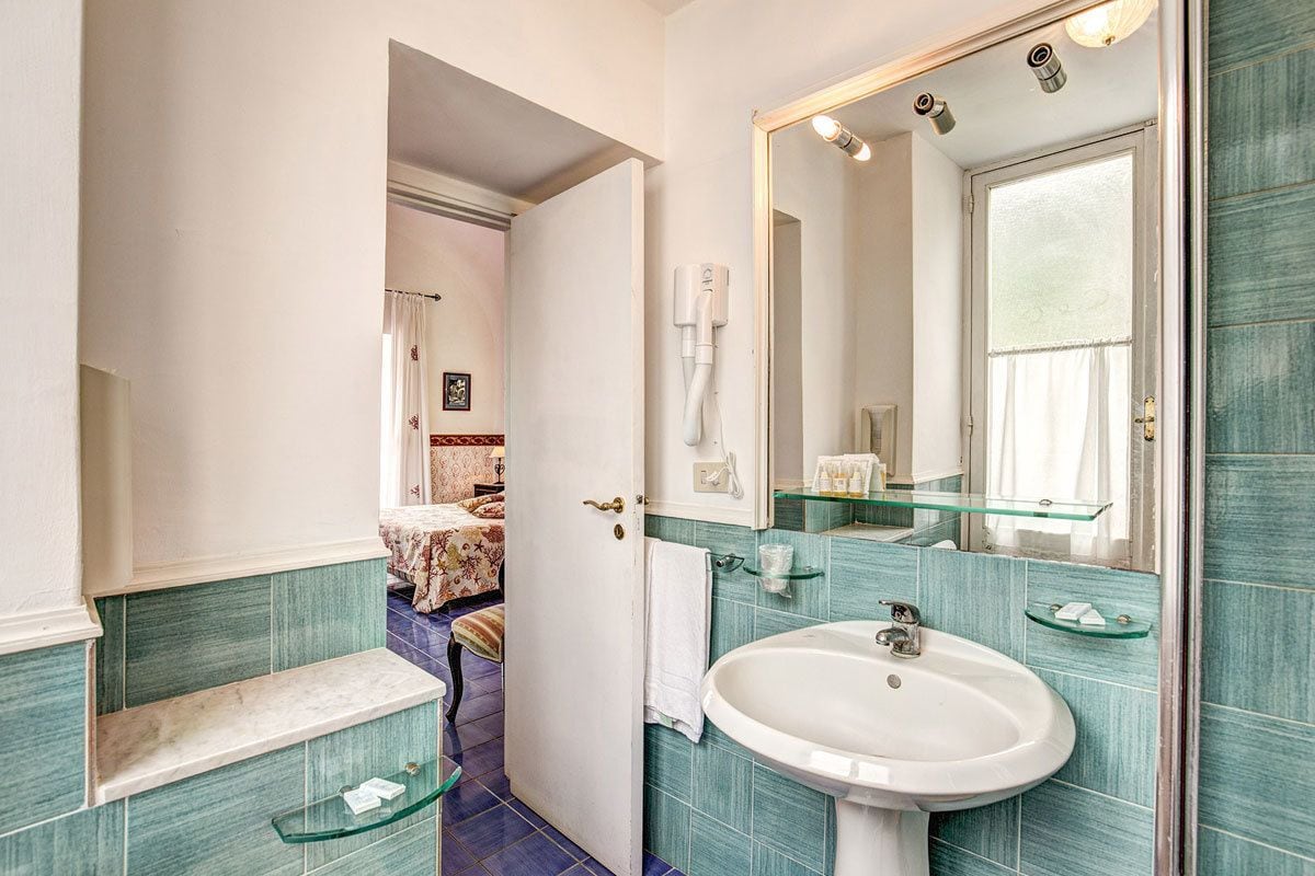 Regadera, secadora de cabello, pantuflas, bidet 