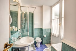 Een douche, een haardroger, pantoffels, een bidet