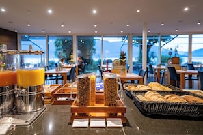 Bữa sáng buffet hàng ngày (17.00 CHF/mỗi người)