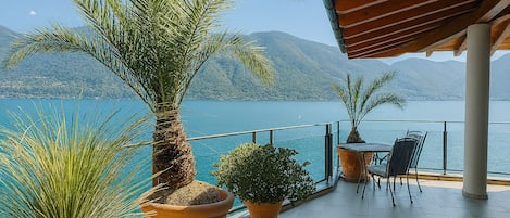 Caja de seguridad en la habitación y escritorio