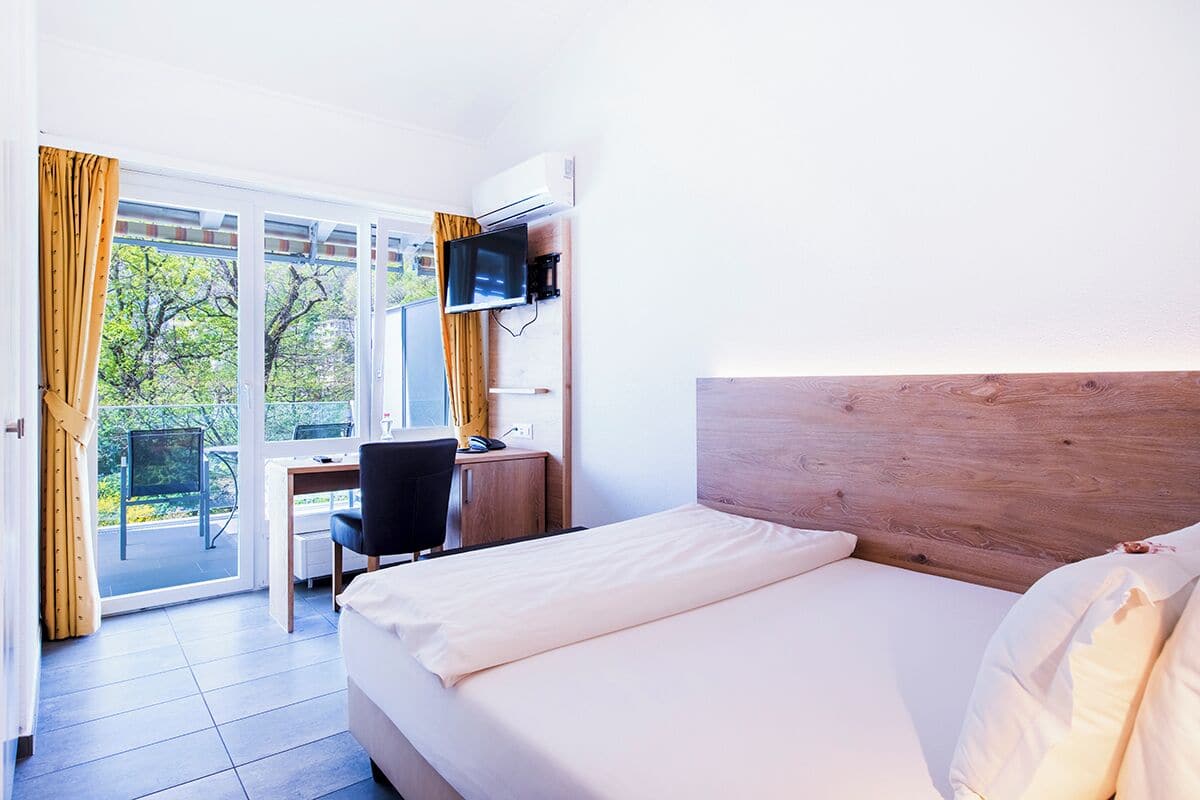 Single Room, Only Single Bed | Két bảo mật tại phòng, bàn, phòng cách âm