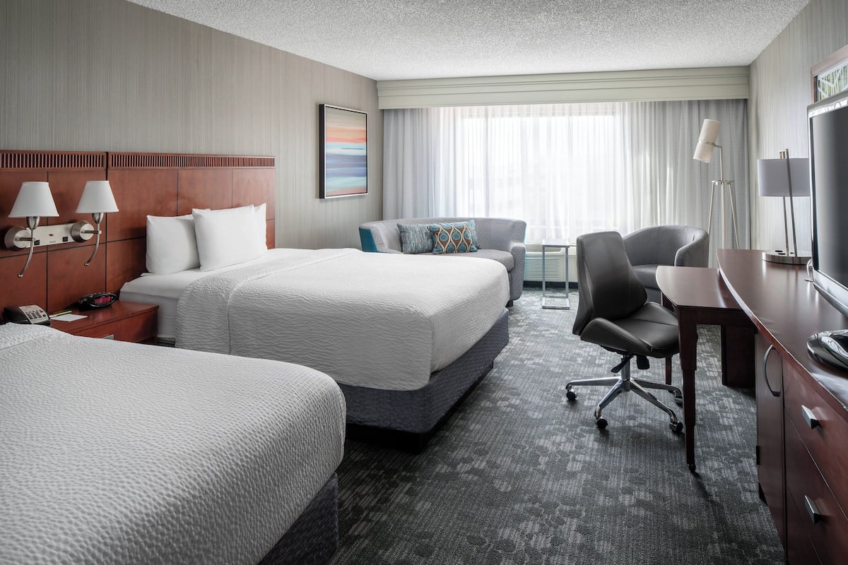 Premium bedding, in-room safe, desk, laptop workspace