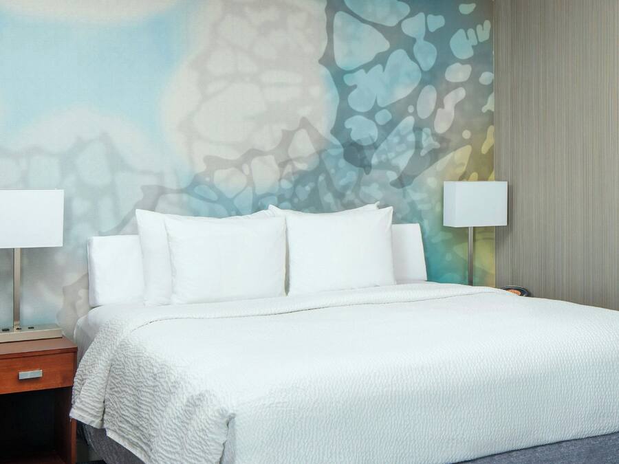 Premium bedding, in-room safe, desk, laptop workspace
