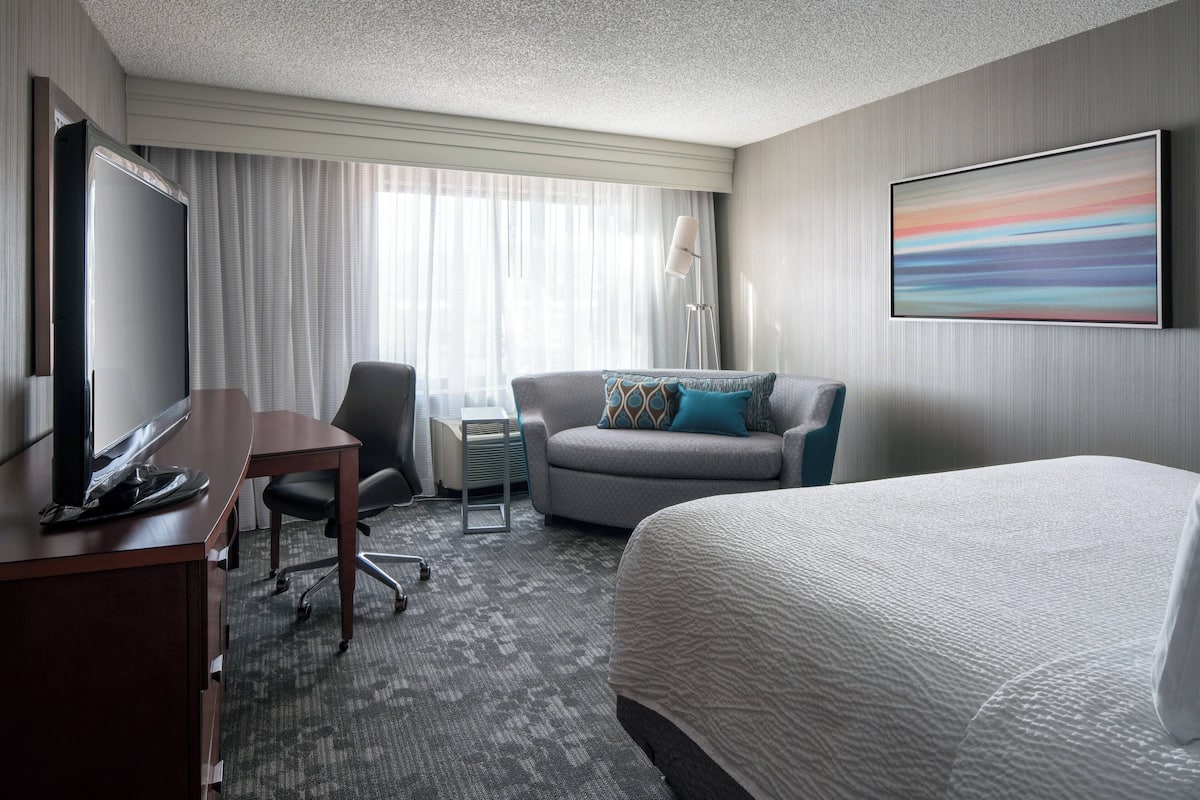Premium bedding, in-room safe, desk, laptop workspace