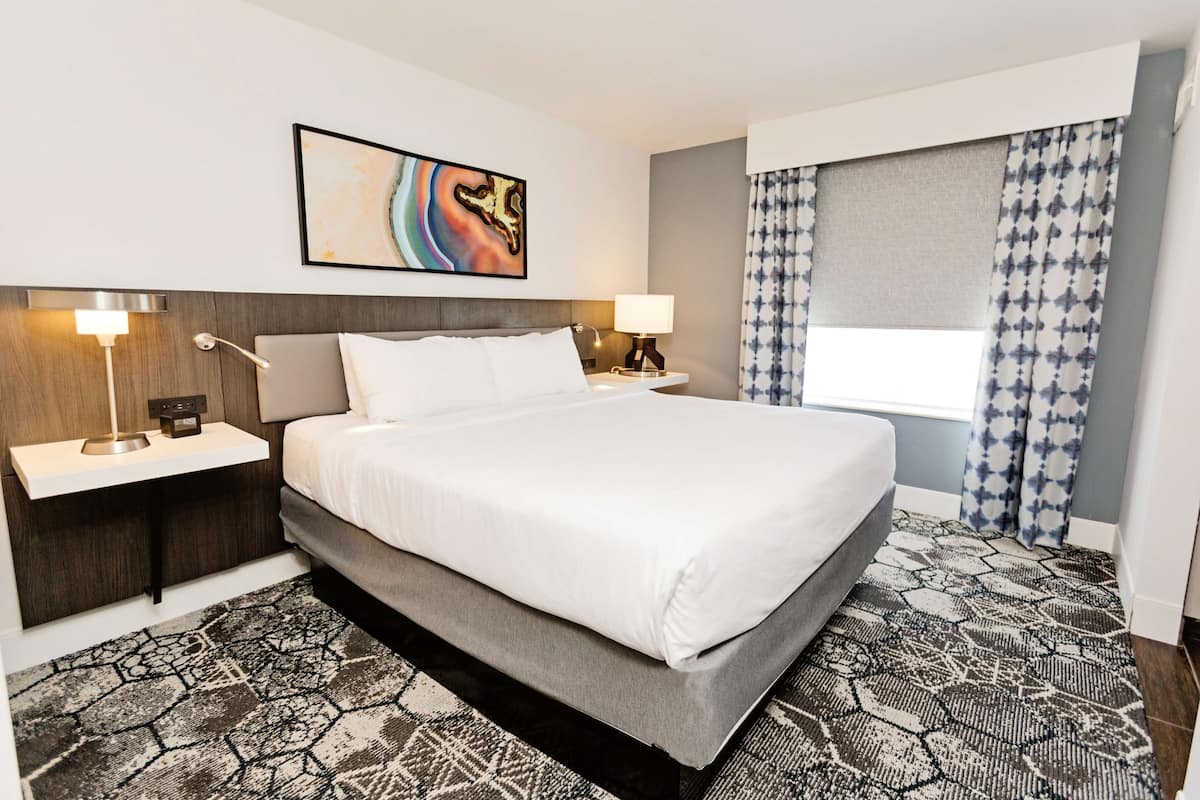 Ropa de cama de alta calidad y camas con pillow-top