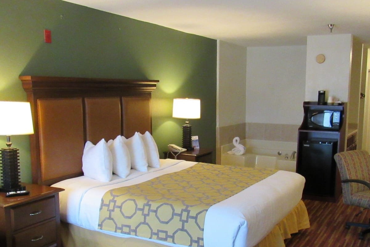 Honeymoon Suite, 1 King Bed with Sofa bed, Non Smoking, Hot Tub | 1 bedroom, premium bedding, down duvets, in-room safe