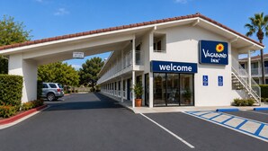 A VAGABOND INN with a clear entrance, a sign indicating a 9 ft. 0 in. clearance, and a parking area with blue handicapped parking spaces. - Vagabond Inn Camarillo (Camarillo)