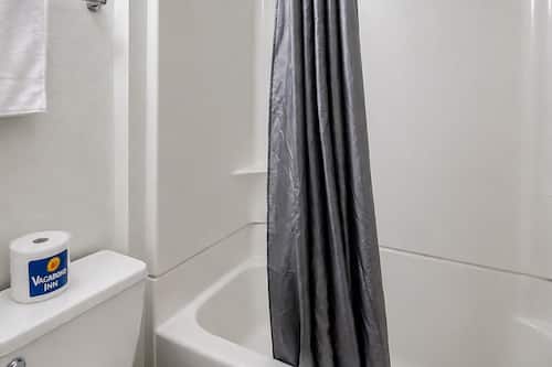 Serviettes fournies, savon, shampooing, papier de toilette