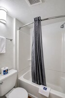 Toallas, jabón, shampoo, papel higiénico