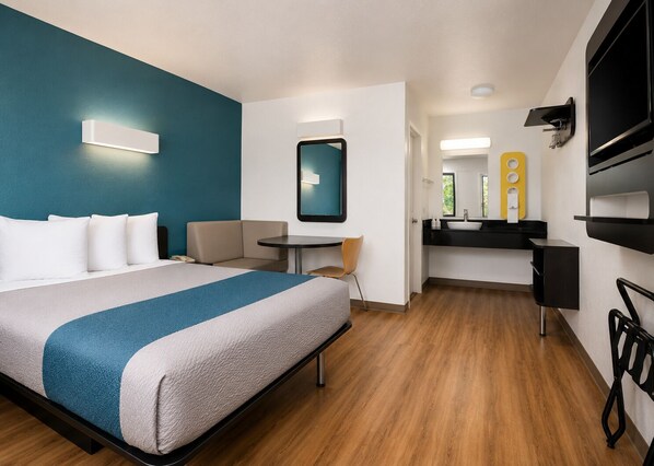 Standard Room, 1 Queen Bed, Non Smoking | Free WiFi, bed sheets - Vagabond Inn Camarillo (Camarillo)