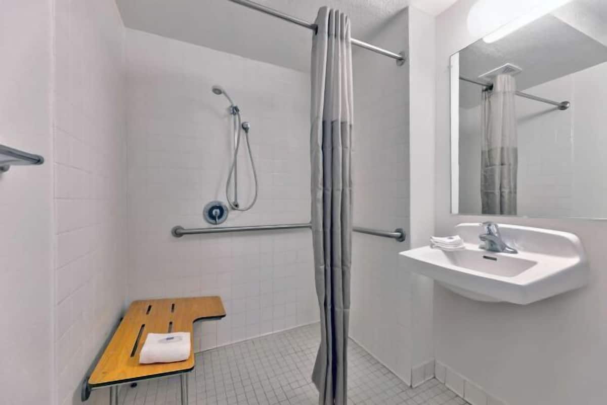 Shower, towels