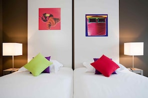 Luxe beddengoed, een kluis op de kamer, een bureau