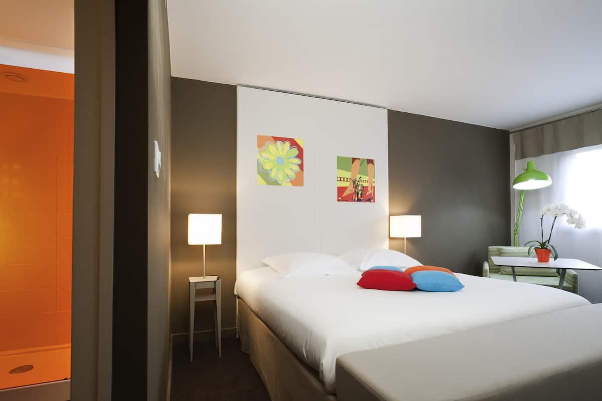 Premium bedding, in-room safe, desk, blackout curtains