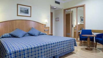 Minibar i caixa forta a l'habitació