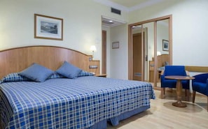 Een minibar, een kluis op de kamer