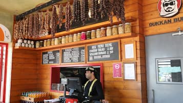 3 ristoranti; aperti a colazione, a pranzo e a cena