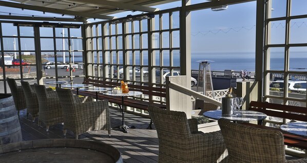 2 restauranter, frokost, lunsj og middag serveres, soul food