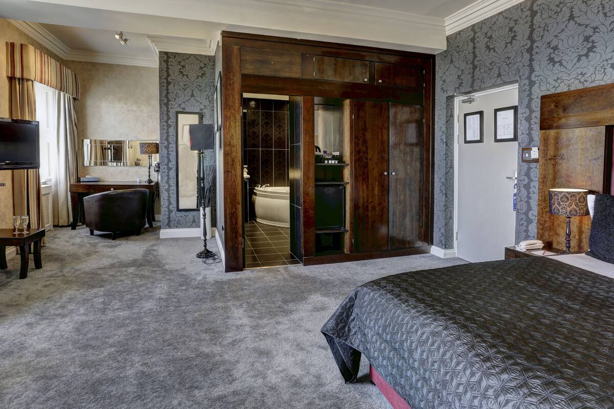 junior suite, 1 king bed, non smoking, jetted tub | 1 bedroom, individually decorated, individually furnished, desk