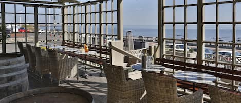 Cocktail bar, ocean views, open select days