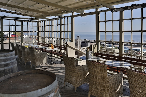 Cocktail bar, ocean views, open selected days