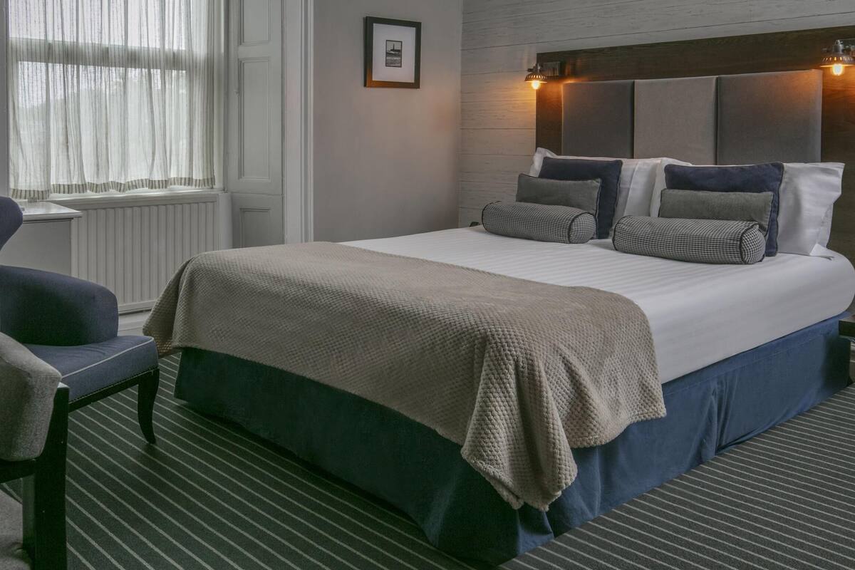 Standard Room, 1 Double Bed, Non Smoking | Desk, laptop workspace, iron/ironing board, WiFi (free)