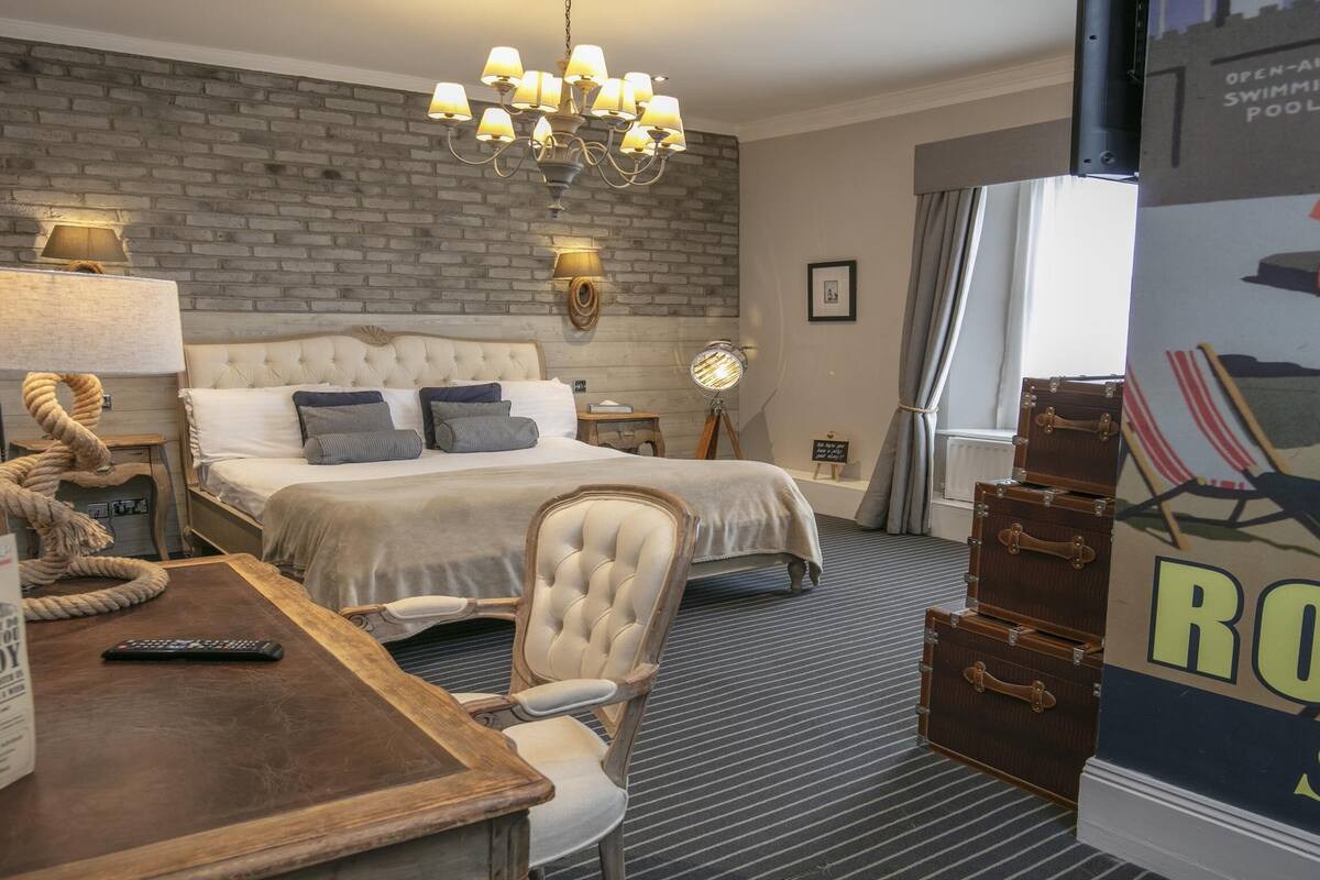 executive room, 1 double bed, non smoking | 1 bedroom, individually decorated, individually furnished, desk