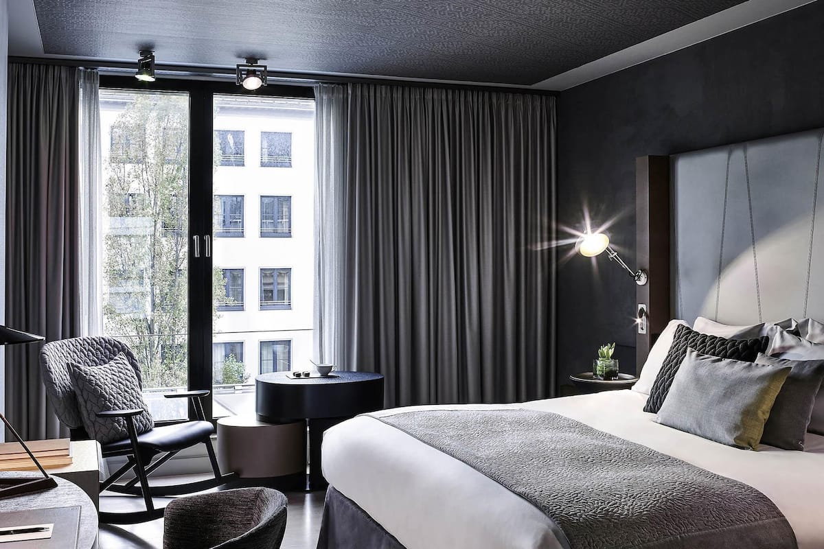 Quarto superior (Relax with literature) | 1 quarto, roupas de cama premium, edredons de pluma