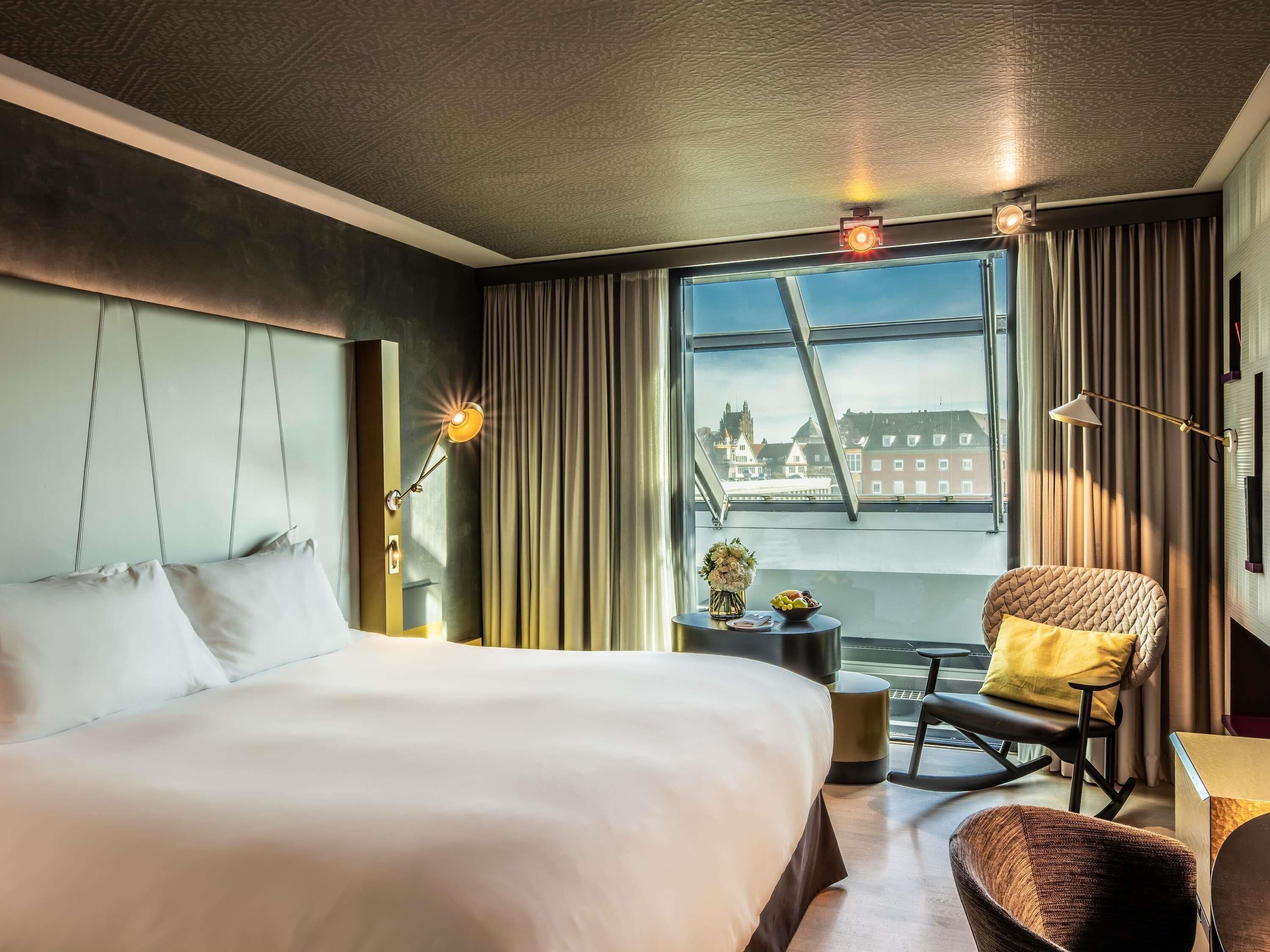 Kamar Superior (Relax with literature) | Seprai premium, selimut bulu angsa, bantalan ekstra lembut, dan minibar