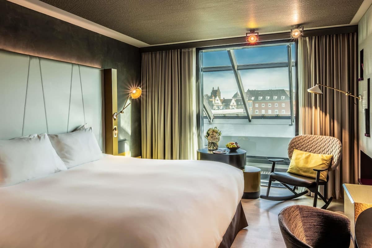 Kamar Superior (Relax with literature) | Seprai premium, selimut bulu angsa, bantalan ekstra lembut, dan minibar