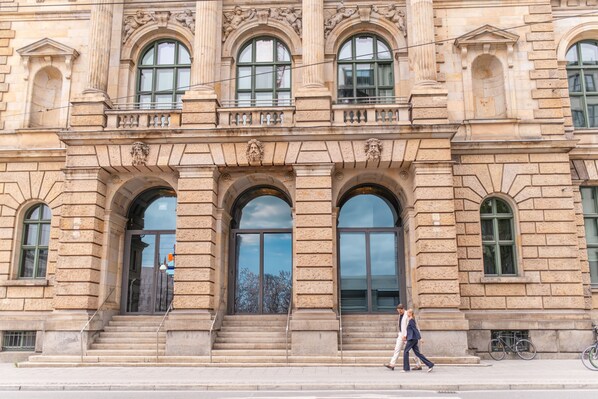 A historic building with arched windows and a grand entrance. - Sofitel Munich Bayerpost (Munich)