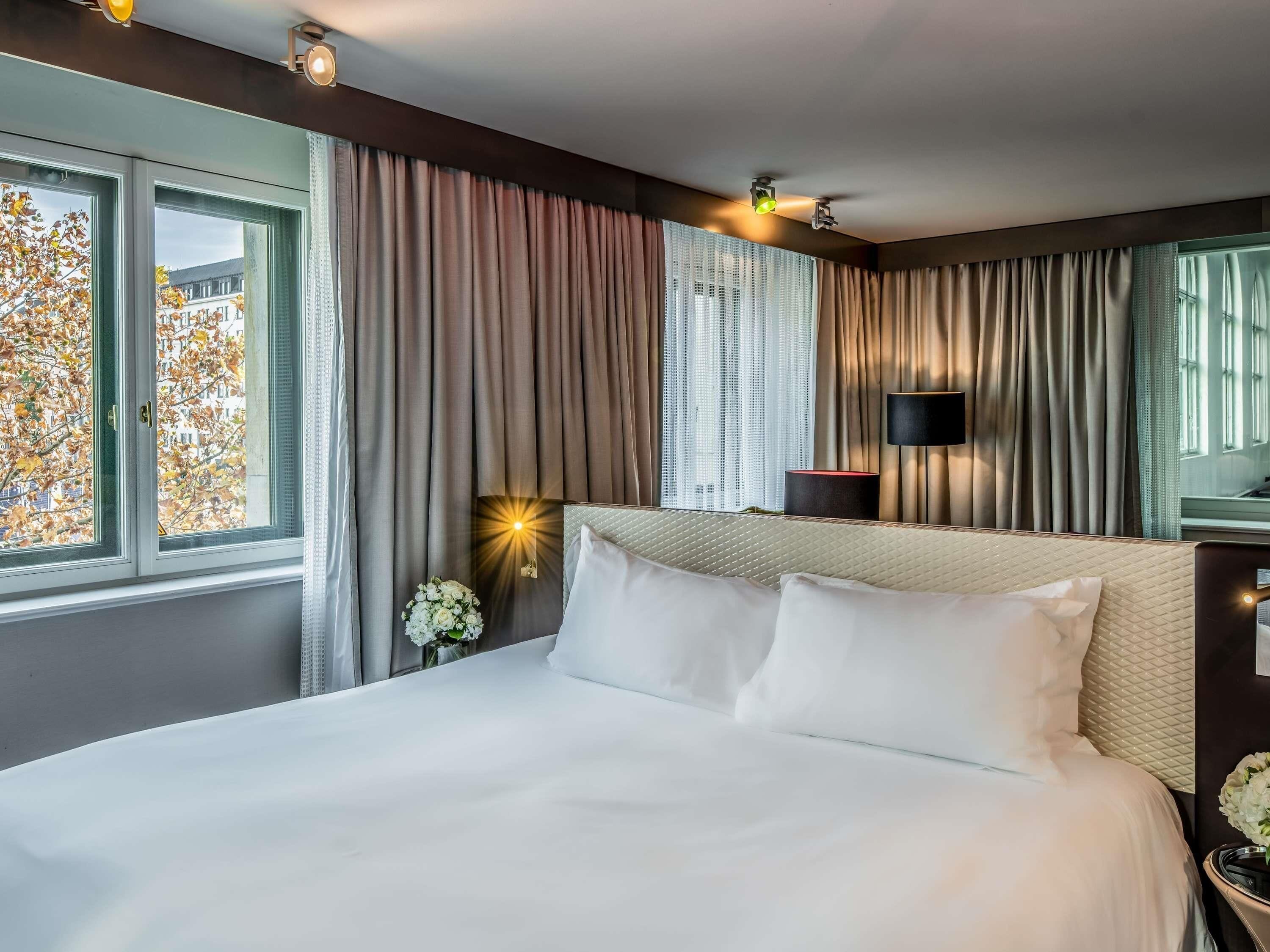 Suite Junior, 1 Tempat Tidur Queen, sudut (Executive) | Seprai premium, selimut bulu angsa, bantalan ekstra lembut, dan minibar