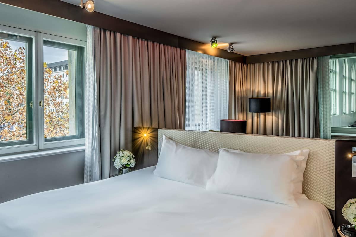 Suite Junior, 1 Tempat Tidur Queen, sudut (Executive) | Seprai premium, selimut bulu angsa, bantalan ekstra lembut, dan minibar