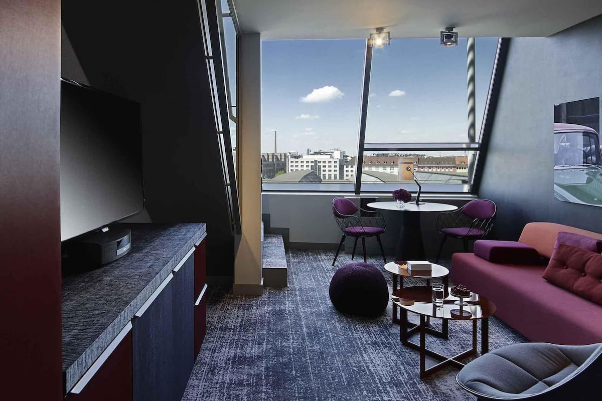 Juniorsvit - utsikt mot staden (Duplex) | 1 sovrum, sängtillbehör av högsta kvalitet, duntäcken och bäddmadrasser