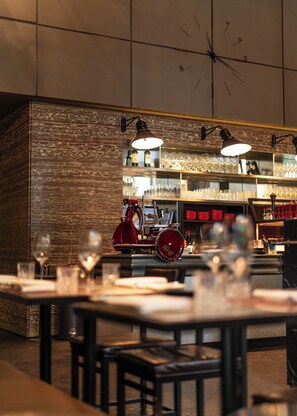 Breakfast and brunch served, international cuisine
