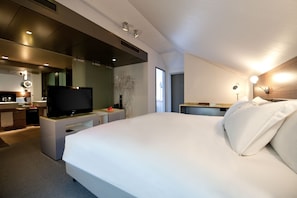 Suite, 1 kingsize bed, hoek (Opera) | Luxe beddengoed, donsdekens, pillowtop-bedden, een minibar